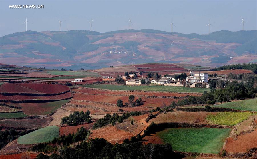 Panorama dos terra?os de solo vermelho no sudoeste da China