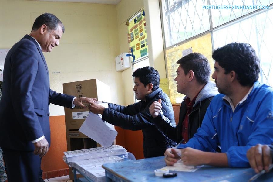 Equatorianos v?o às urnas para eleger novo presidente