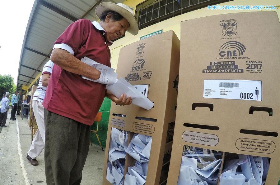 Equatorianos v?o às urnas para eleger novo presidente