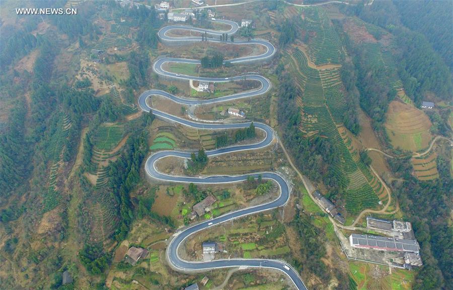 Panorama de estrada sinuosa na montanha da cidade Enshi em Hubei