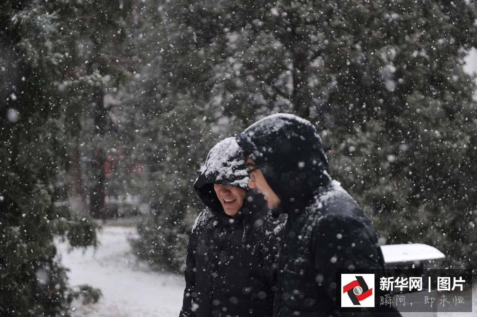 Beijing pintada de branco na primeira queda de neve da primavera