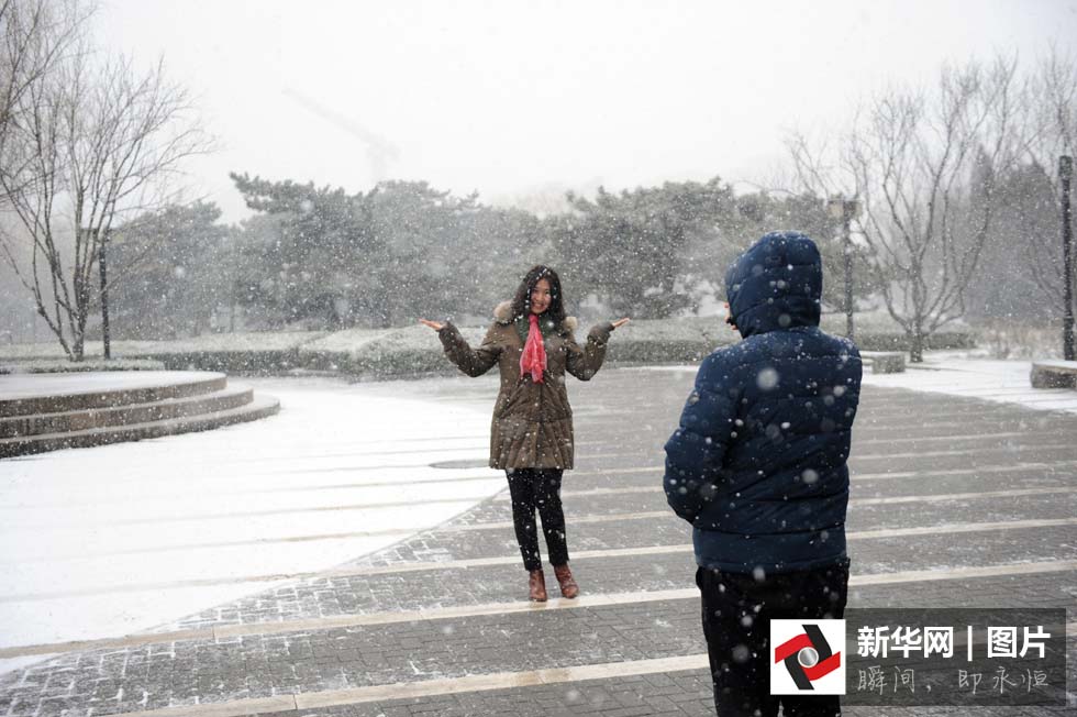 Beijing pintada de branco na primeira queda de neve da primavera