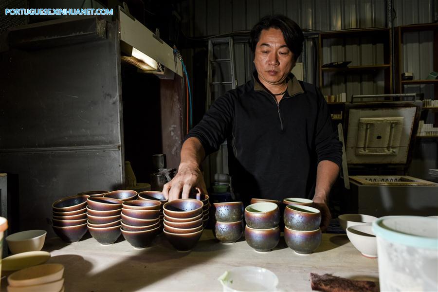 Produ??o de porcelanas tenmoku em Nova Taipei