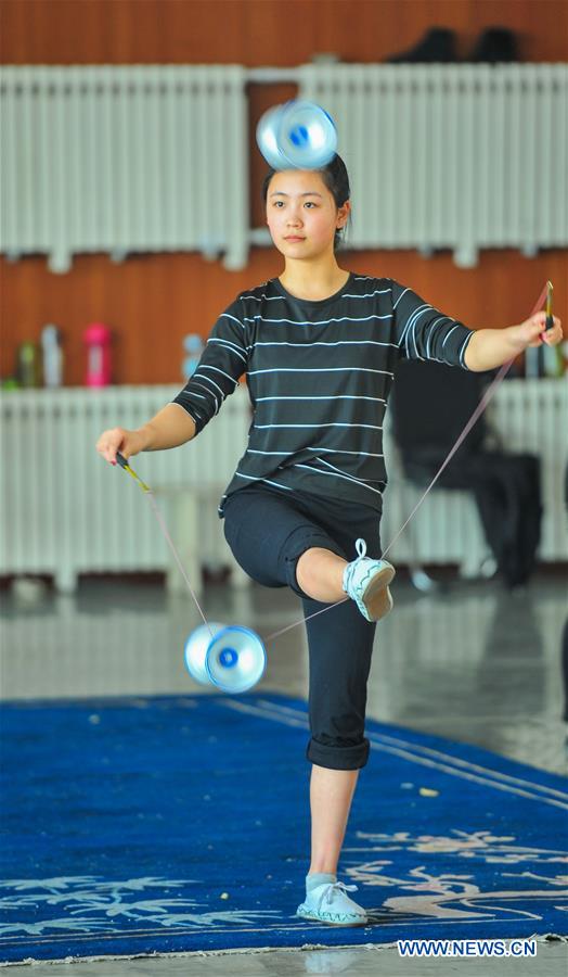 Trupe acrobática chinesa bate recorde do Guinness