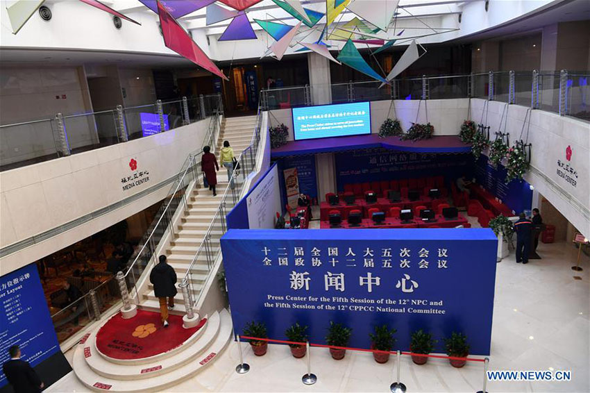 Centro de imprensa para sess?es políticas anuais da China abre as portas