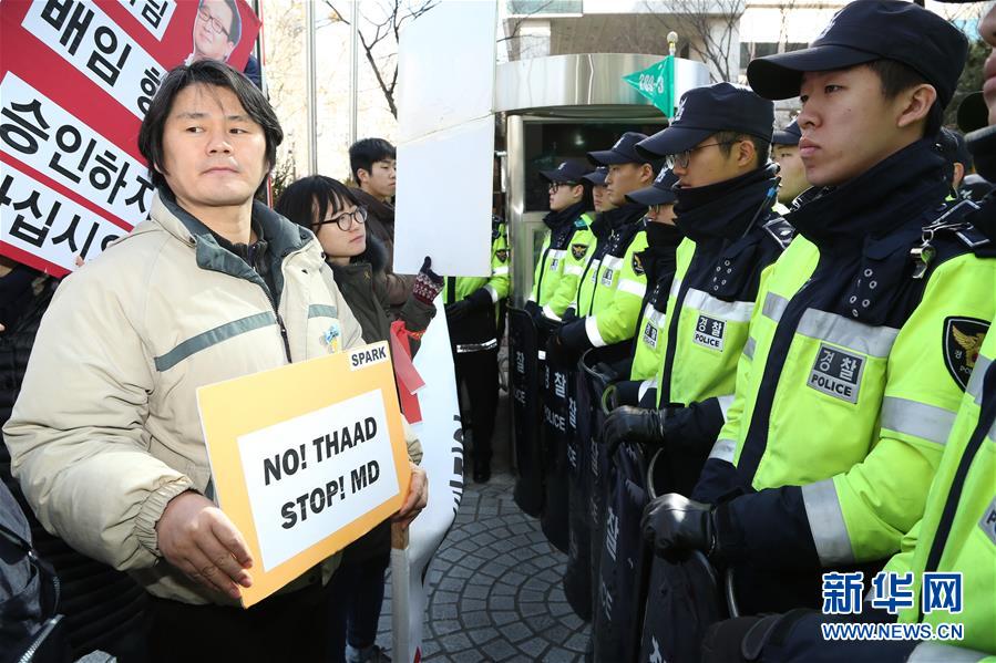 Manifestantes sul-coreanos protestam contra cedência de terrenos do grupo Lotte para implanta??o do sistema THAAD