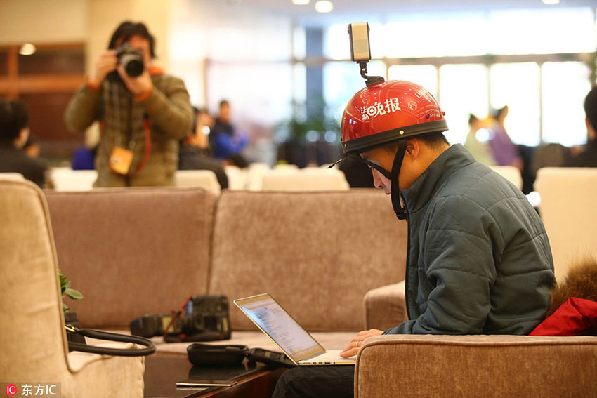 Repórteres usam equipamentos avan?ados para cobrir coletiva de imprensa da CCPPCh