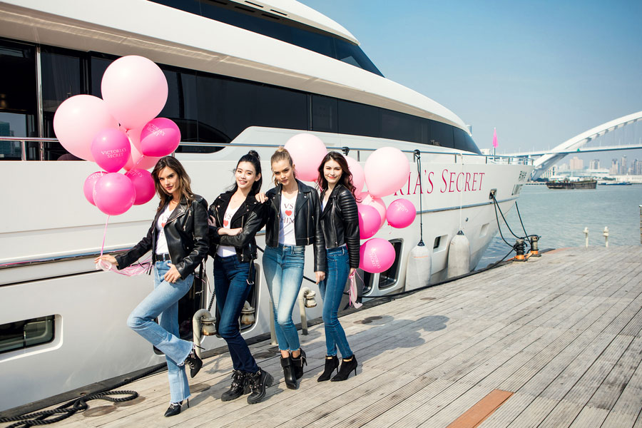 Anjos de Victoria's Secret de visita ao “Bund” em Shanghai