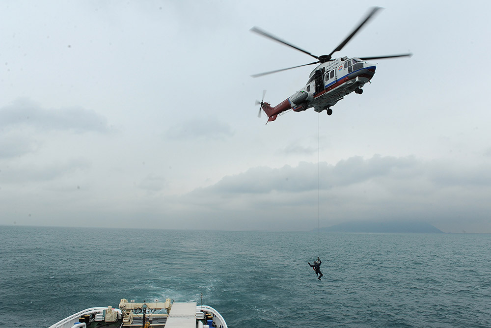 Primeiro navio de resgate chinês com capacidade de pesquisa nas profundezas do oceano entra ao servi?o