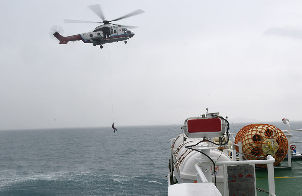 Primeiro navio de resgate chinês com capacidade de pesquisa nas profundezas do oceano entra ao servi?o