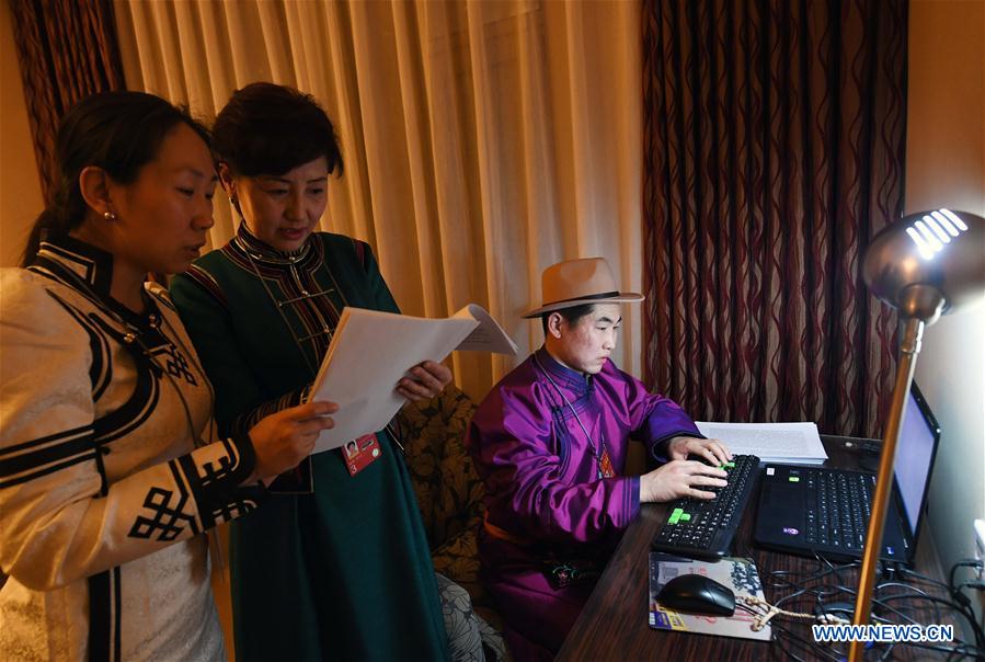 Servi?os de idiomas étnicos s?o prestados durante “Duas Sess?es” da China