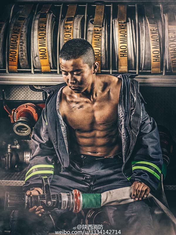 Calendário com bombeiros chineses atrai f?s japoneses