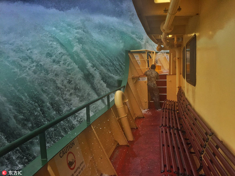 Ondas gigantes atingem barco próximo a porto em Sydney