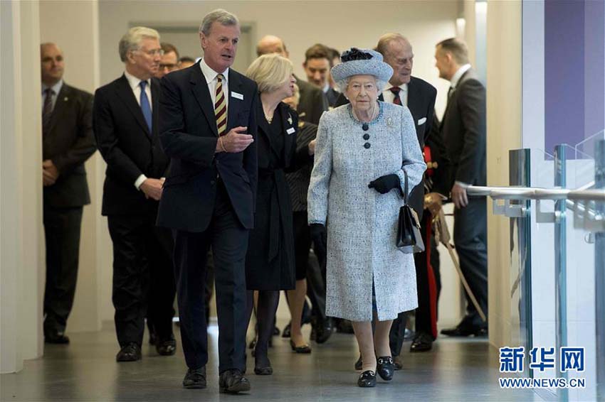 Rainha Elizabeth assina lei que autoriza ativa??o do Brexit