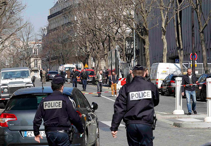 Explos?o de envelope deixa um ferido no escritório do FMI em Paris