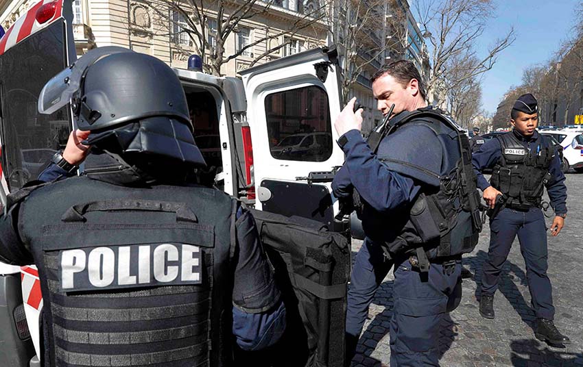 Explos?o de envelope deixa um ferido no escritório do FMI em Paris
