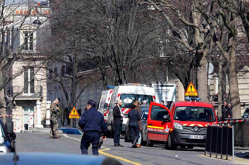 Explos?o de envelope deixa um ferido no escritório do FMI em Paris