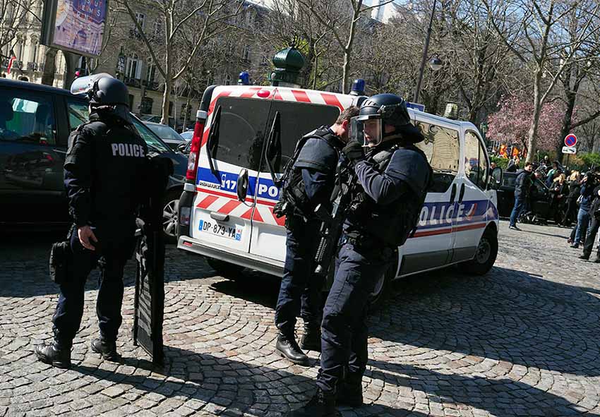Explos?o de envelope deixa um ferido no escritório do FMI em Paris