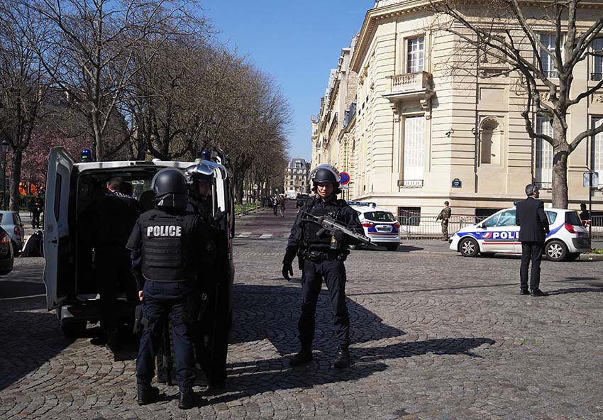 Explos?o de envelope deixa um ferido no escritório do FMI em Paris