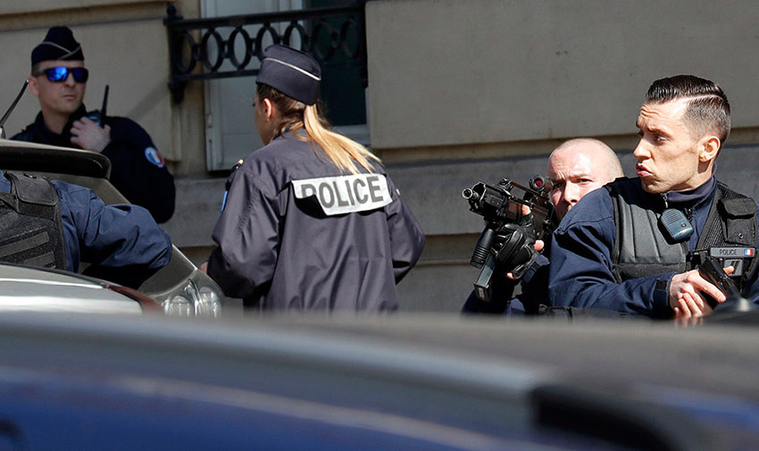 Explos?o de envelope deixa um ferido no escritório do FMI em Paris