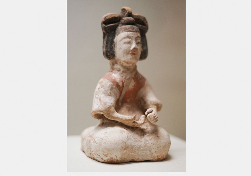 Estatuetas de ceramica revivem vida de mulheres chinesas na antiguidade