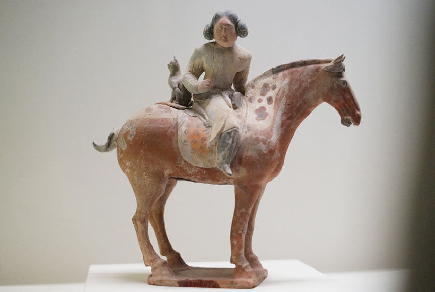 Estatuetas de ceramica revivem vida de mulheres chinesas na antiguidade