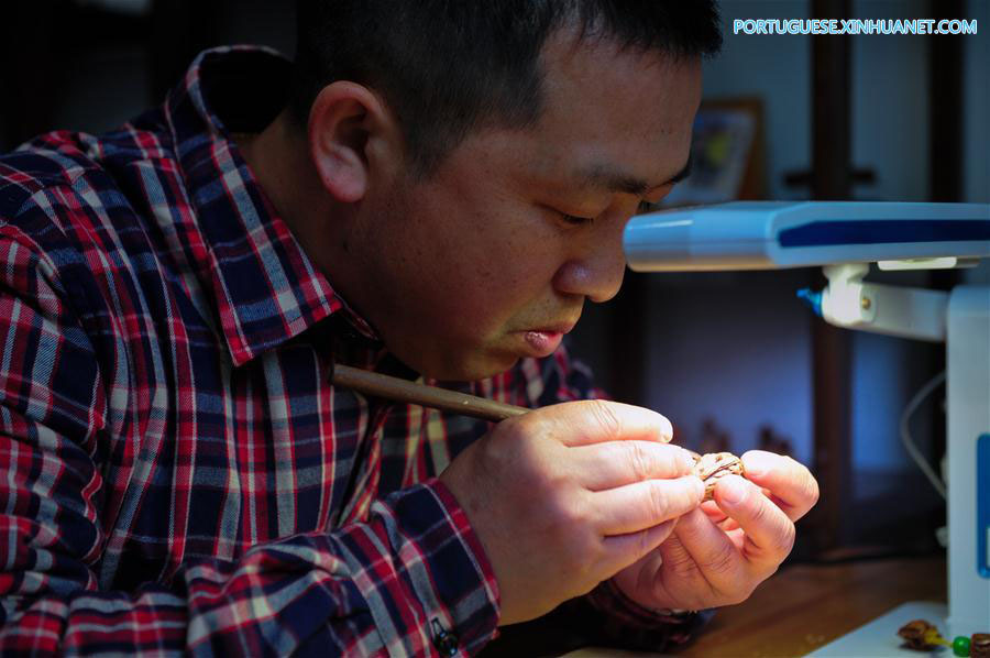 Pe?as esculpidas em caro?os de pêssego s?o heran?a cultural de Xuancheng em Anhui