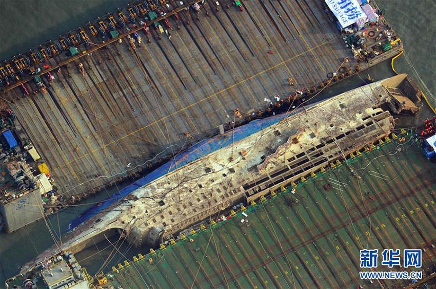 Partes da balsa sul-coreana Sewol s?o i?adas do mar