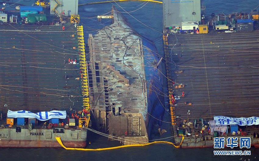 Partes da balsa sul-coreana Sewol s?o i?adas do mar