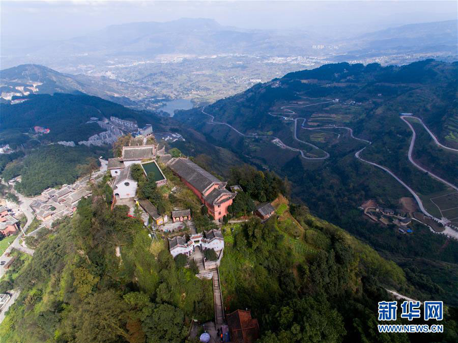 Templo Jingyin, constru??o milenar no topo de penhasco em Chonqing