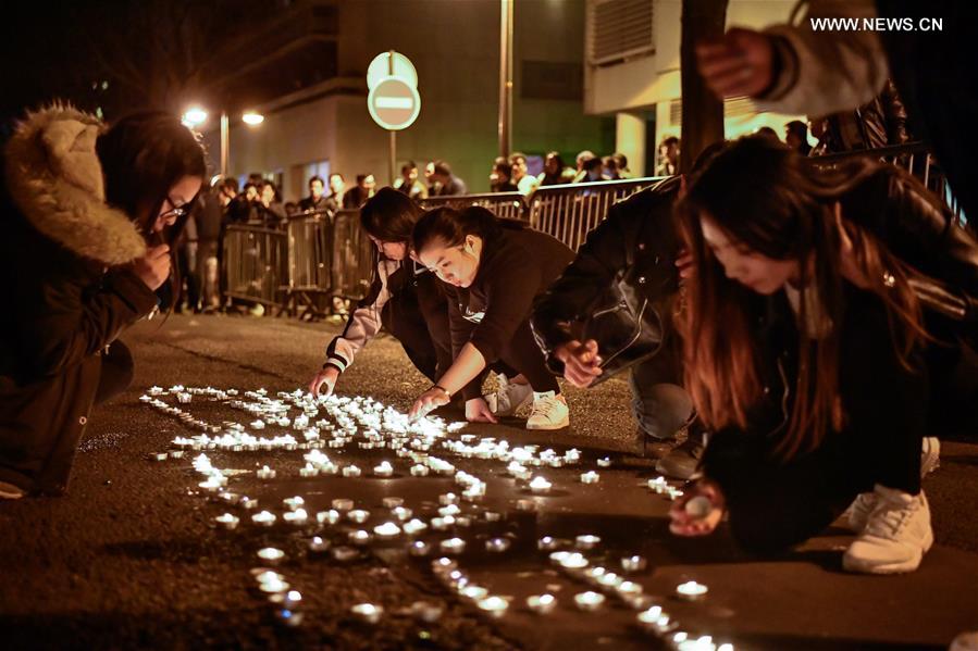 Chineses protestam em Paris contra morte de compatriota