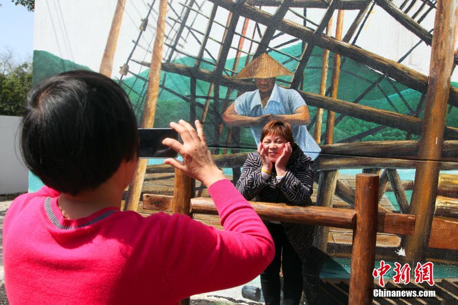 Aldeia da província de Jiangxi decorada com pinturas tridimensionais