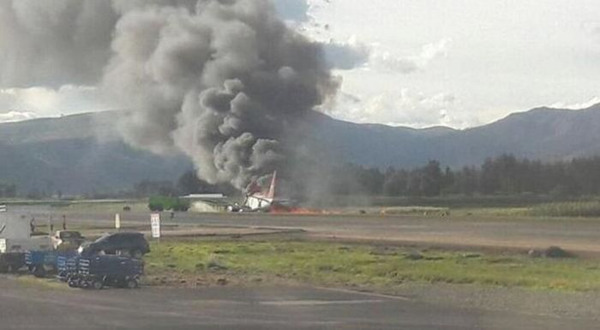 Avi?o com 141 passageiros incendeia-se ao aterrissar no Peru