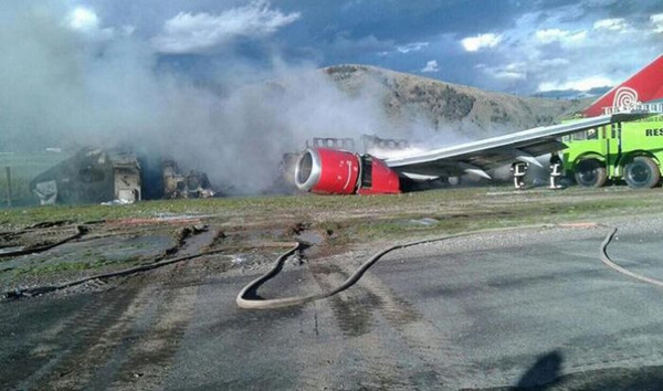Avi?o com 141 passageiros incendeia-se ao aterrissar no Peru