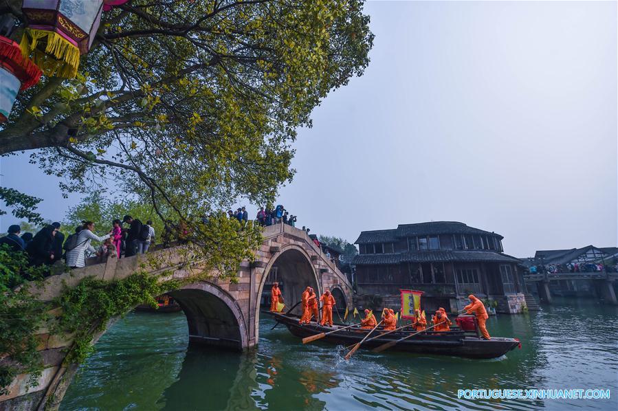 Competi??o de barco em Hangzhou celebra o Festival Sanyuesan
