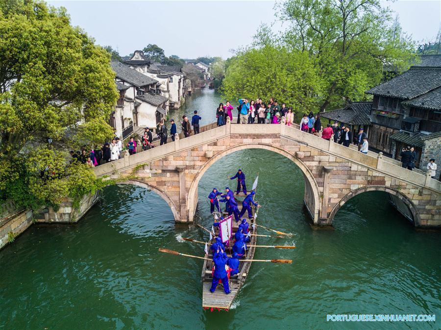 Competi??o de barco em Hangzhou celebra o Festival Sanyuesan