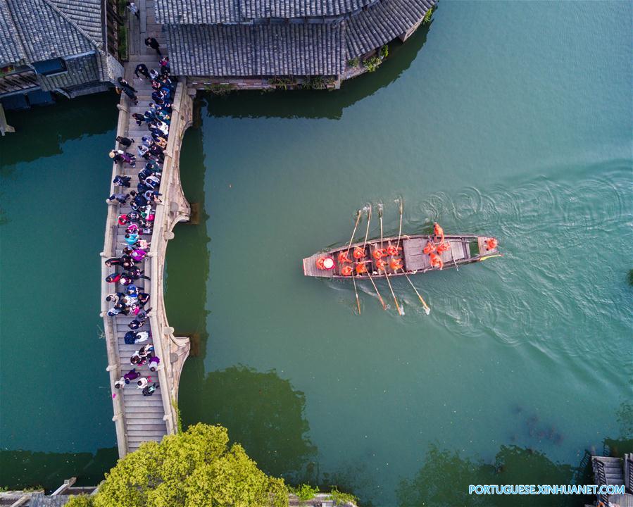 Competi??o de barco em Hangzhou celebra o Festival Sanyuesan