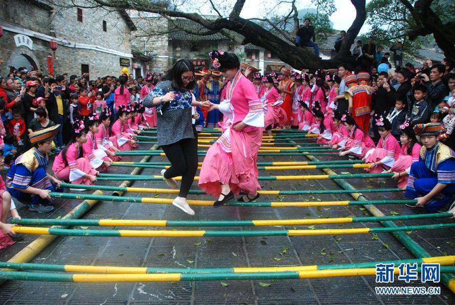 Minorias étnicas celebram “3o dia do 3o mês” do calendário chinês em Guangxi