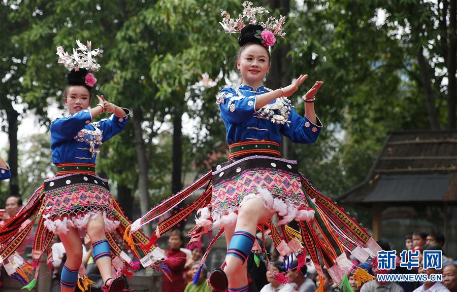 Minorias étnicas celebram “3o dia do 3o mês” do calendário chinês em Guangxi