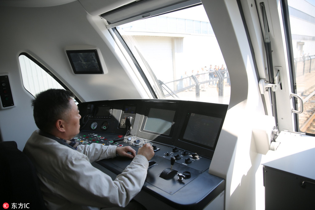 Primeiro trem-bala suburbano da China sai da linha da montagem