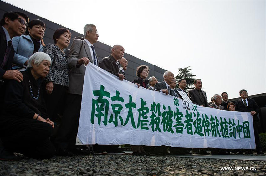 Membros de uma delega??o japonesa est?o de luto pelas vítimas do Massacre de Nanjing