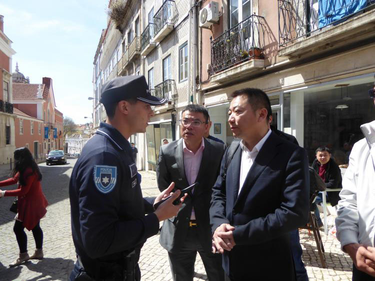 Comunidade chinesa em Portugal protesta à porta da embaixada da Fran?a