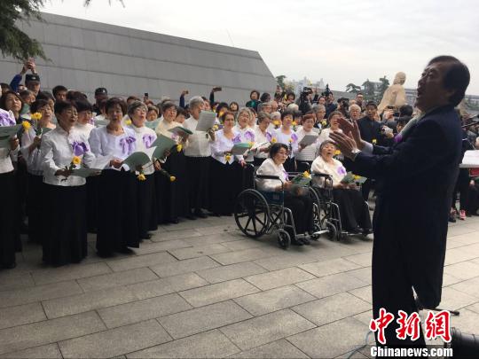 Famílias chinesas lembram vítimas do Massacre de Nanjing no Dia de Finados