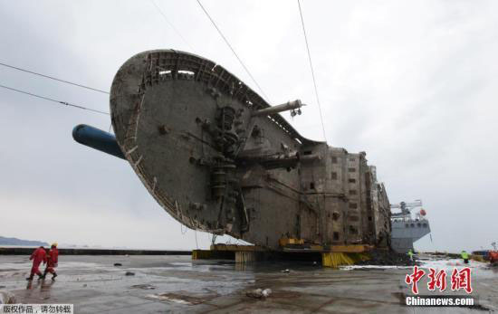 Coreia do Sul completa traslada??o da balsa Sewol e agiliza buscas por restos mortais das vítimas