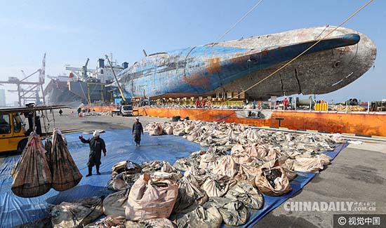 Coreia do Sul completa traslada??o da balsa Sewol e agiliza buscas por restos mortais das vítimas
