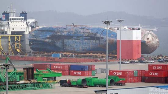 Coreia do Sul completa traslada??o da balsa Sewol e agiliza buscas por restos mortais das vítimas