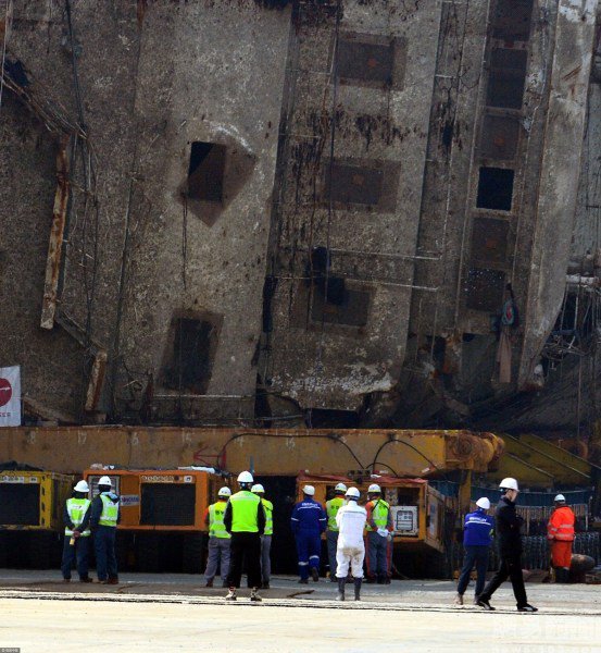 Coreia do Sul completa traslada??o da balsa Sewol e agiliza buscas por restos mortais das vítimas
