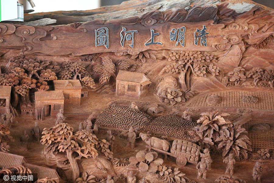 Réplica de obra-prima da China antiga gravada numa sequoia vermelha de 18 metros