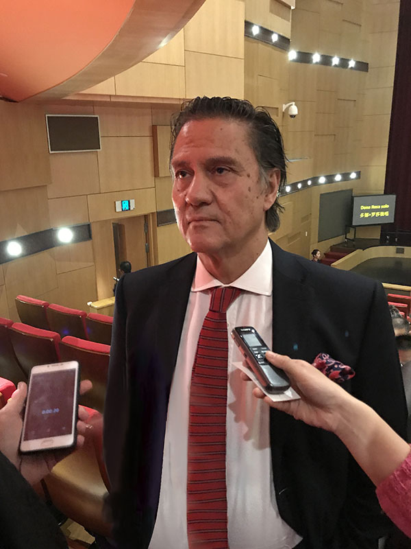 Capital chinesa em silêncio para ouvir o fado de Dona Rosa