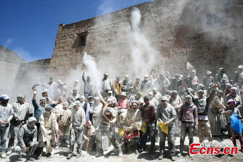 Tibetanos celebram “Festival Zanba” em Qinghai